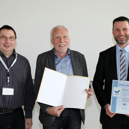 Über das EMAS-Zertifikat freuen sich die Mitarbeiter von Benedict Press aus Münsterschwarzach. 
